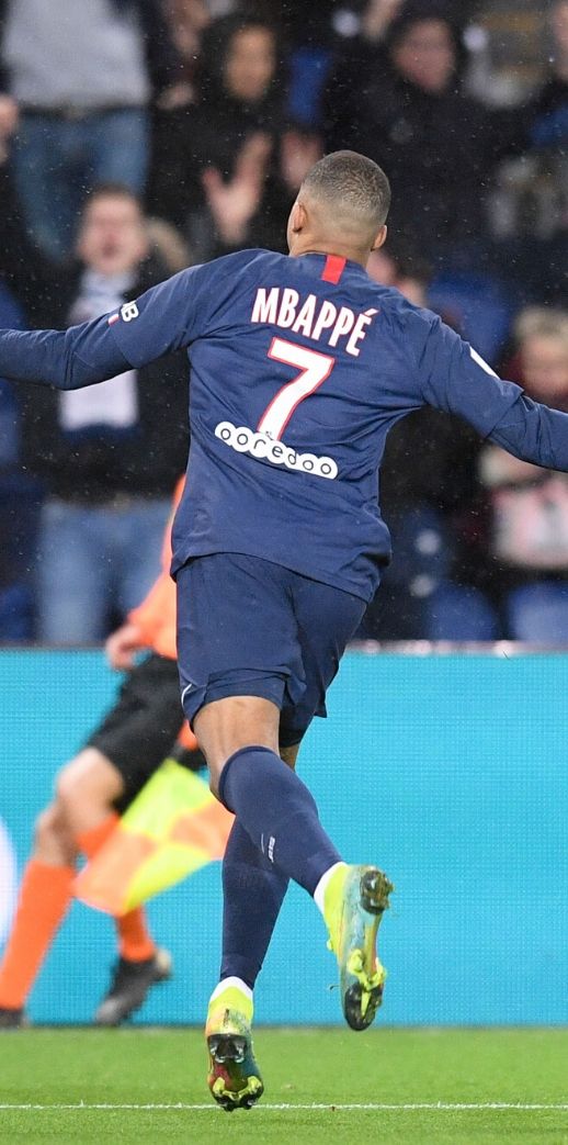 Mbappé fête l'un de ses nombreux buts avec le PSG.