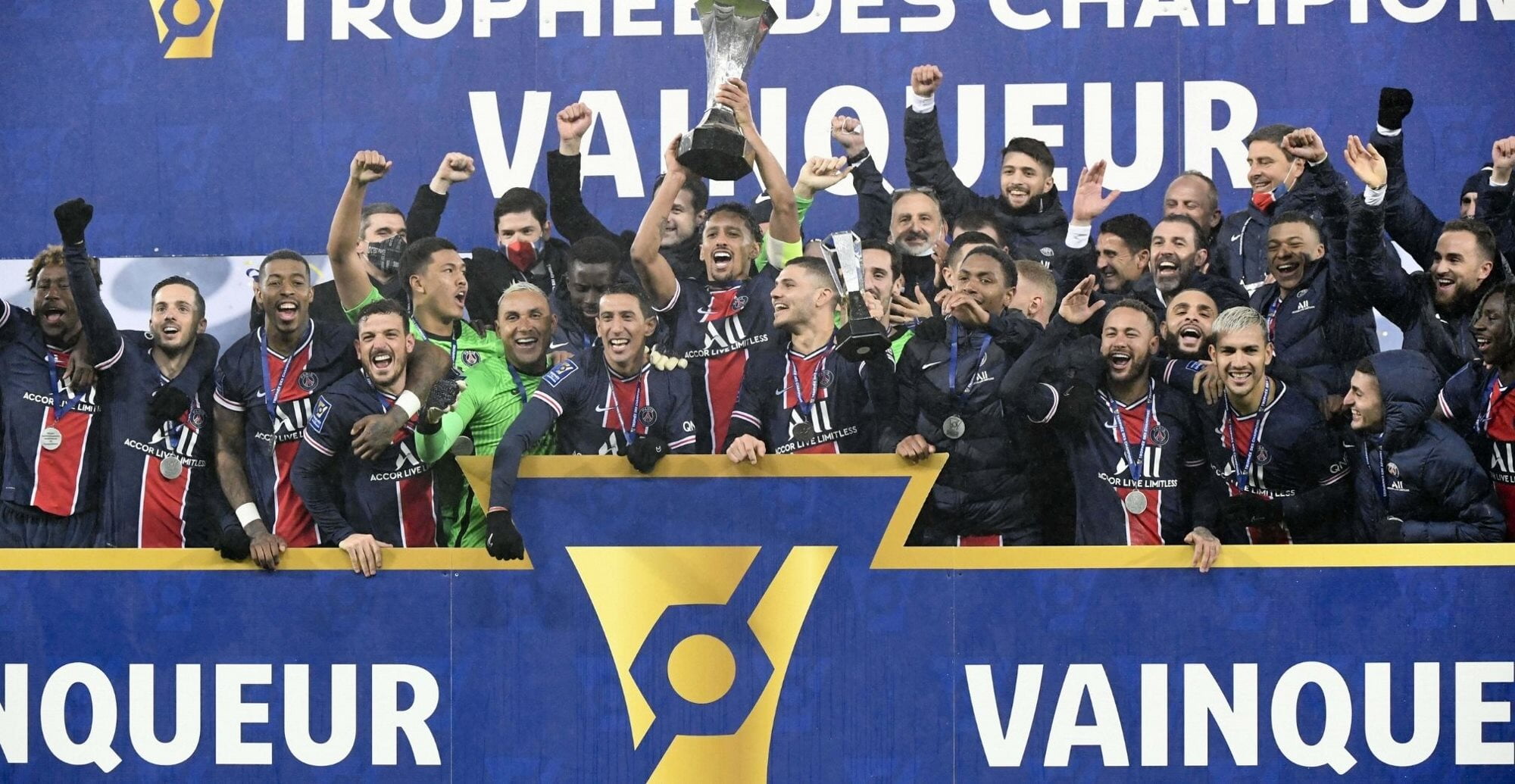 Marquinhos soulève le Trophée des Champions remporté par le PSG.
