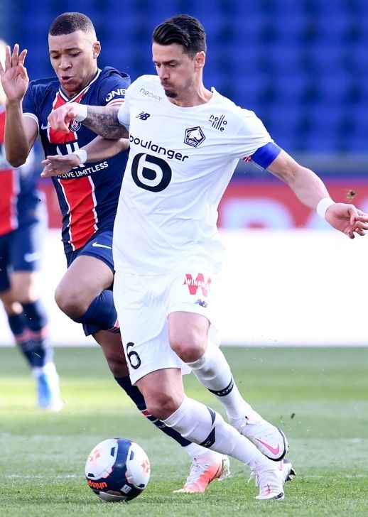 José Fonte, le capitaine du LOSC, s'impose devant Kylian Mbappé (PSG).