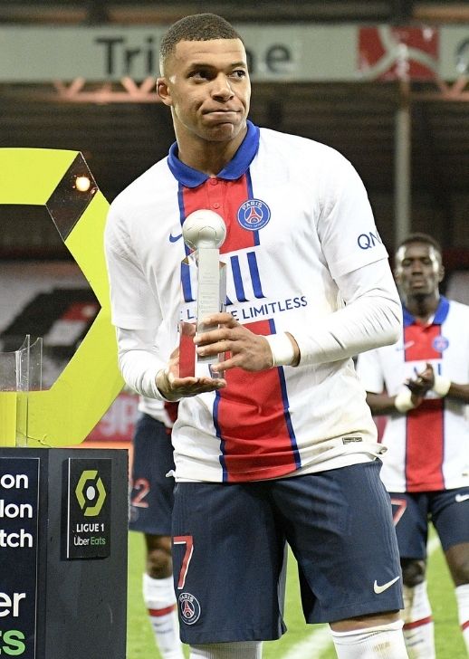 Kylian Mbappé (PSG) avec son trophée de meilleur buteur.