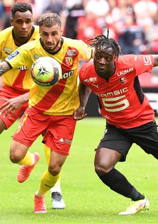 Clauss et Doku au duel lors du match entre le RC Lens et le Stade Rennais.