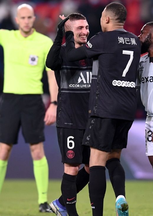 Marco Verratti, félicité par Kylian Mbappé après son doublé avec le PSG.