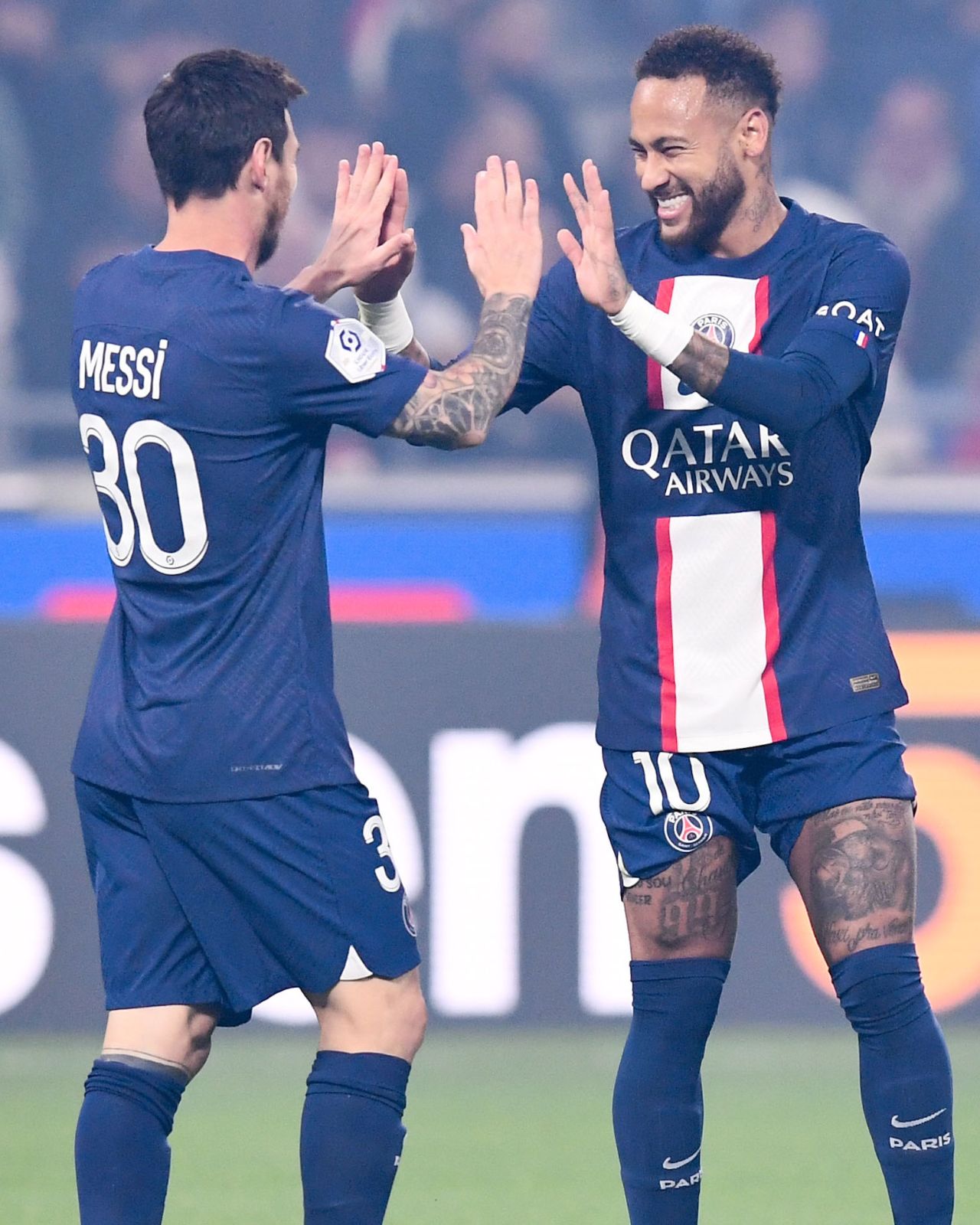 Lionel Messi remercie Neymar après sa passe décisive.
