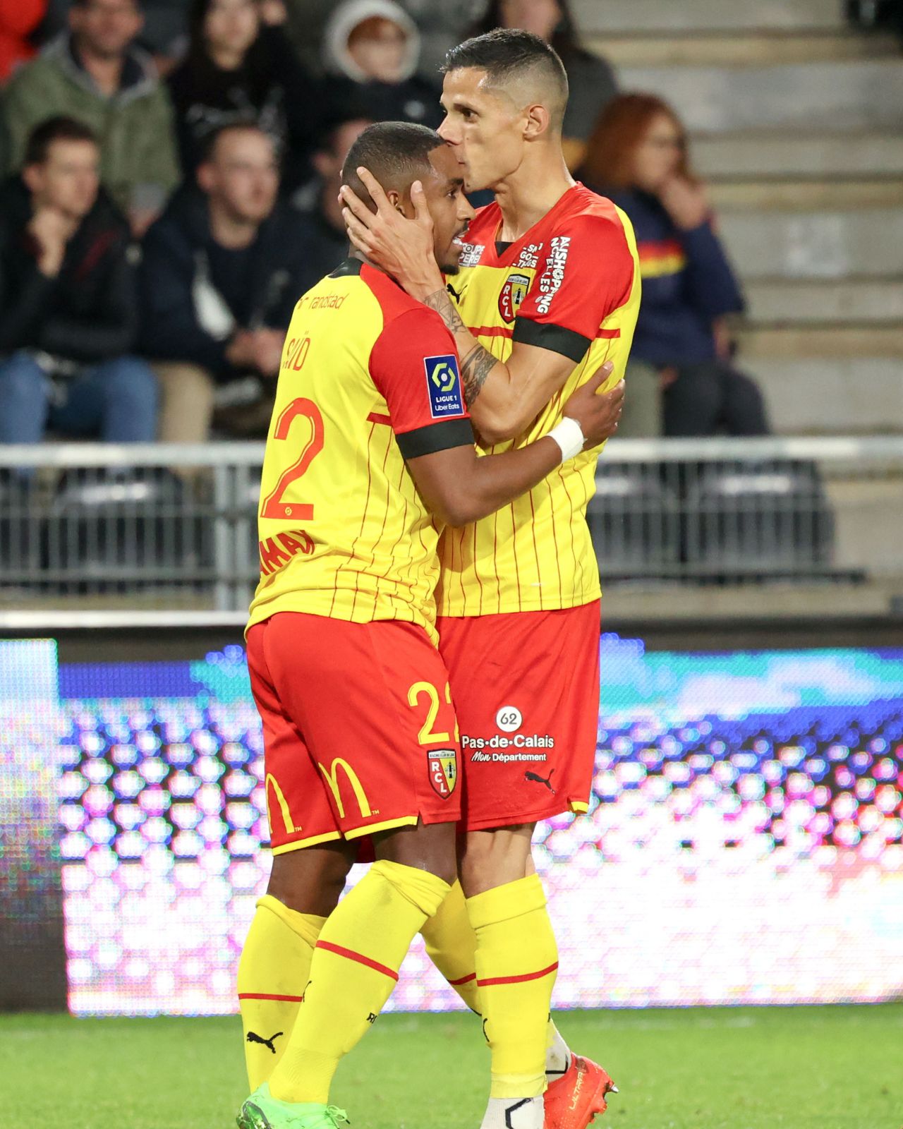 Wesley Said remercie Florian Sotoca après sa passe décisive à Angers.