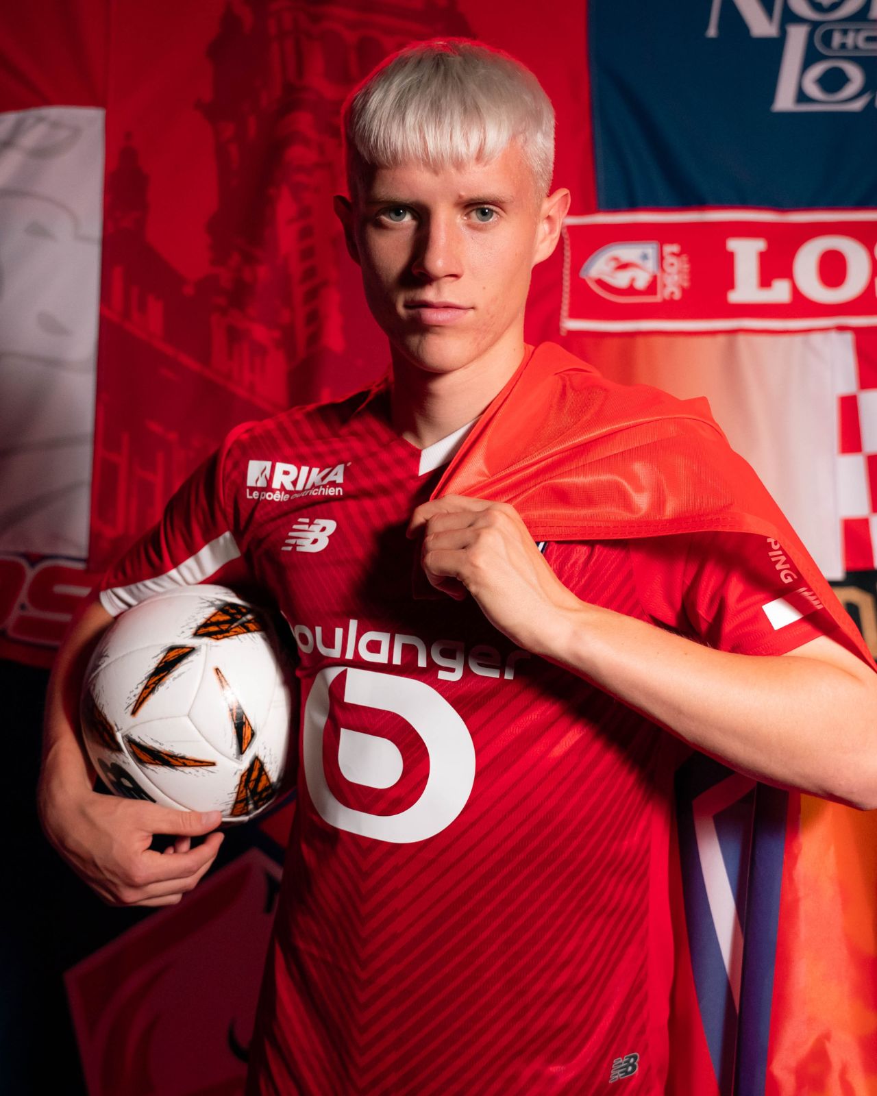 Le jeune international islandais Hakon Haraldsson pose avec le maillot du LOSC.